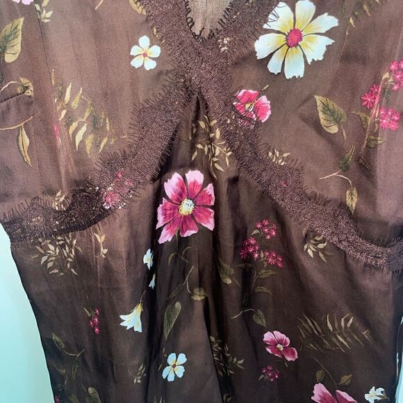 Old Navy silky v-neck sleeveless top - Picture 4 of 4